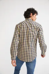 Camisa de manga larga con cuello clásico y cierre frontal abotonado. Presenta un estampado de cuadros en tonos azul marino y rojo. Confeccionada en algodón, cuenta con un corte slim fit y logo bordado en el pecho.