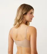 Soutien blanco de poliamida y elastano, con relleno removible y sin costuras.