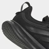 Championes de running Adidas Runfalcon 5, completamente negros, con exterior de malla textil y sintética, forro interno de tela y suela Adiwear. Cuentan con mediasuela Cloudfoam y plantilla OrthoLite®.