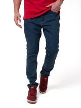 Jeans de mezclilla azul oscuro para hombre, con diseño ajustado tipo skinny, cinco bolsillos y cierre frontal con cremallera y botón con el logo de la marca.