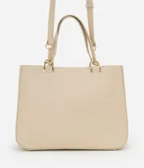 Cartera satchel mediana color beige, con cierre de cremallera, correa de mano y bretel largo desmontable. Incluye un llavero de pompón de piel sintética.