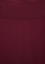 Pantalón de punto fino color bordó, de tiro medio y diseño largo con corte recto y cintura con goma elástica.