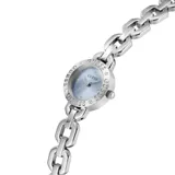 Reloj analógico de cuarzo con caja y malla de acero inoxidable plateado. Presenta una esfera pequeña de 22 mm en color celeste con acabado sunray y bisel con el logo de la marca grabado y detalles de cristales.