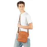Bandolera de cuero color habano con textura granulada, cierre superior y bolsillo frontal abierto. Cuenta con una correa de tela ajustable con detalle de marca grabado.