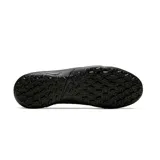 Championes de fútbol Nike Tiempo Legend 8 Academy TF, diseñados para césped artificial. Presentan una estructura de cuero de becerro con textura geométrica en el empeine para un mejor control del balón, suela de goma con tracción multidireccional y un diseño elegante en color negro con detalles iridiscentes en el logo.