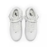 Championes de corte alto Nike Air Force 1 Evo, color blanco con logo Swoosh lateral en color negro. Presentan una tira de ajuste con velcro en el tobillo, perforaciones en la puntera para ventilación y una suela con unidad de aire visible en el talón.