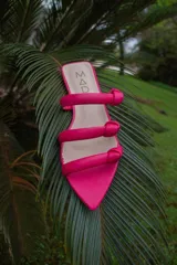 Sandalias negras de cuero con punta fina y tiras finas con nudos.