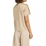 Remera Adidas Firebird color beige, con cuello redondo, mangas cortas y las tres rayas características de la marca en color marrón en los hombros. Incluye el logo del trébol de Adidas bordado en el pecho.