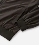 Campera bomber azul con cuello alto, cierre frontal con cremallera, bolsillos laterales y puños y cintura elastizados.