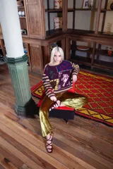 Sweater de lana tejido y bordado a mano, con diseño de parches en tonos bordó, azul y marrón, cuello redondo y calce holgado.