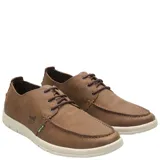 Zapato casual tipo náutico de cuero marrón con cordones, suela de goma blanca y detalle de logo de la marca grabado en el lateral.