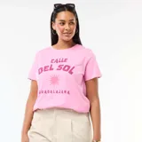 Camiseta de manga corta color rosa con cuello redondo. Presenta un estampado frontal en tono fucsia con la frase 'Calle del Sol' y 'Guadalajara' junto a un gráfico de un sol.