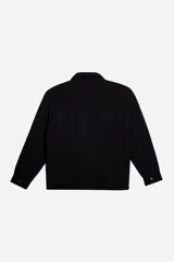 Campera de canvas con diseño utilitario, color negro, con cierre frontal y bolsillo con cierre en el pecho. Presenta cuello camisero y detalles metálicos en los tiradores de los cierres.