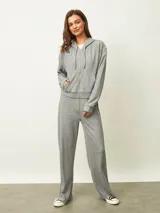 Campera negra con capucha, cierre frontal, mangas largas con puños elásticos y bolsillos laterales.