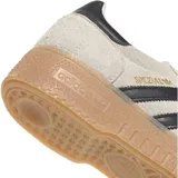 Championes Adidas modelo Handball Spezial Bold, con capellada de gamuza en tono beige, icónicas tres tiras laterales en cuero negro y refuerzo en el talón a tono. Presentan una llamativa suela de plataforma de goma color caramelo con diseño texturizado.