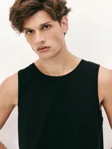 Musculosa blanca de corte recto y cuello redondo.