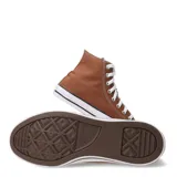 Championes Converse Chuck Taylor All Star de caña alta, confeccionados en lona color marrón con puntera y suela de goma blanca, y cordones blancos.