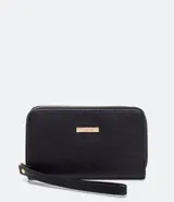 Billetera pequeña color negro con cierre de cremallera y correa de muñeca.