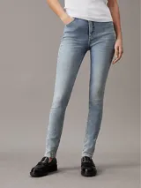 Pantalón de jean skinny de tiro alto, color celeste claro, con diseño de cinco bolsillos y cierre con cremallera.