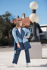 Tapado de jean con diseño color block en dos tonos de azul, con cuello solapa y lazo para atar en la cintura.