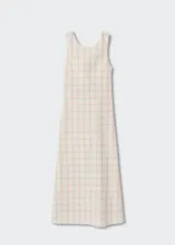 Vestido largo de algodón con diseño evasé, cuello redondo y sin mangas. Presenta un estampado de cuadros sutiles en tonos pastel y cuenta con una abertura en la espalda con cierre de lazo.