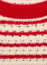 Jersey de punto crochet con diseño de rayas horizontales en color rojo y crema. Presenta cuello redondo, mangas cortas y terminaciones en rib acanalado de color rojo sólido.