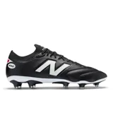Championes de fútbol New Balance modelo 442, color negro con logo lateral en blanco y detalles en el talón. Presenta una estructura de cuero con suela de tapones diseñada para césped natural.