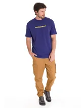 Remera azul de manga corta Caterpillar, con cuello redondo y diseño gráfico impreso en el pecho.