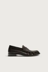 Mocasín de vestir para hombre en color marrón oscuro, con diseño clásico de antifaz en el empeine, detalle fruncido en la parte delantera y suela con ligero tacón.