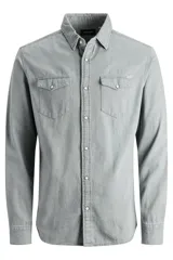 Camisa de denim gris con cuello clásico, cierre con botones y corte slim fit.