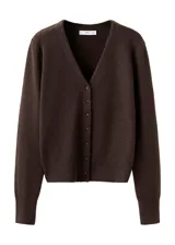 Cardigan de punto color marrón oscuro, con cuello redondo, manga larga y ajuste al cuerpo.