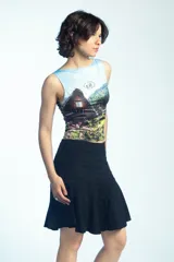 Musculosa corta con estampado fotográfico de un paisaje natural montañoso con una casa tradicional, cuello redondo y sin mangas.