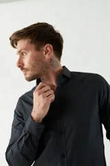 Camisa de manga larga slim fit, color negro, con logo bordado.
