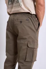 Pantalón cargo color verde oliva, de corte recto y con múltiples bolsillos.