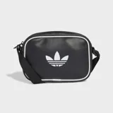 Bolso bandolera Adidas Adicolor Classic Airliner negro de cuero sintético con logo blanco. Tiene correa ajustable, compartimento principal con cierre y bolsillo frontal con cierre.