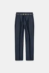 Pantalón de tiro alto y corte tobillero, confeccionado en tejido de aspecto denim oscuro. Presenta diseño de pinzas frontales, bolsillos laterales y cierre frontal con cremallera, botón y gancho. Incluye un cinturón fino a tono con hebilla metálica dorada.