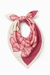 Pañuelo cuadrado de satén con estampado floral en tonos rosados y bordes en color crema y fucsia.