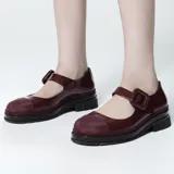 Mocasín Melissa estilo Mary Jane color bordó, con terminación brillante, tira con hebilla grande en el empeine, puntera texturizada y suela dentada de goma.