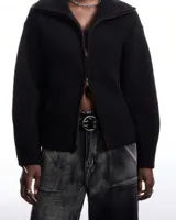 Campera de punto acanalado color negro, con cuello alto y cierre frontal doble. Presenta mangas largas y un diseño ajustado al cuerpo.