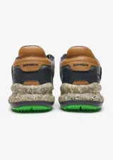 Championes Satorisan modelo Chacrona Premium, de diseño inspirada en el cross training de los años 80. Confeccionados en cuero color verde militar con detalles en marrón tostado y negro, entresuela con estampado texturizado y suela de gran agarre.