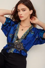 Kimono de viscosa color azul con efecto tie-dye y bordados decorativos en cuello y mangas.