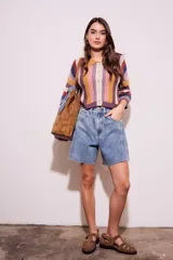 Cárdigan tejido a crochet con rayas verticales multicolores, cuello camisero y mangas 3/4.