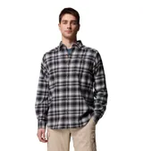 Camisa de franela a cuadros en tonos negro, blanco y gris, de manga larga, con cierre frontal de botones y bolsillo en el pecho.