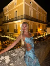 Vestido largo de microtul celeste con estampado de mariposas en tonos azules y grises. Tiene breteles finos, escote recto y aberturas laterales en la cintura.