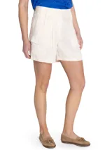 Short estilo cargo tiro alto de lino orgánico color beige, con pinzas frontales, amplios bolsillos laterales con solapa y botones, y trabillas para cinturón.