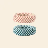 Pack de dos gomas para el pelo de tejido suave con diseño de cuadros tipo damero, una en tonos rosados y otra en tonos verdes.