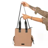 Bolso tote negro con correa larga al hombro y múltiples bolsillos externos.