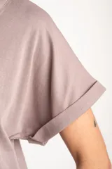 Remera de algodón peinado color lila, con mangas cortas con vuelta y cuello redondo.