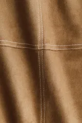 Pollera midi de gamuza sintética color marrón, con tiro alto, cintura elástica fruncida y costuras decorativas a la vista.