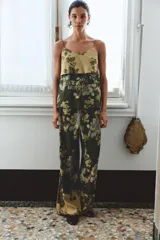 Top de tirantes finos en mezcla de viscosa, con escote en pico, tejido en superposición y detalle de cintura ajustable con lazada, con estampado floral en tonos verde militar y tostado.